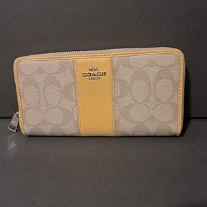 Coach wallet. EUC.